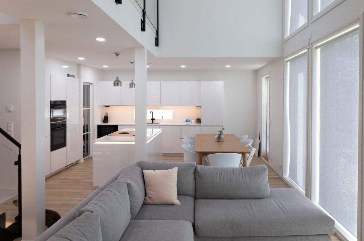 Gli apparecchi sono distribuiti uniformemente in tutta l'area di lavoro. LedStore.fi